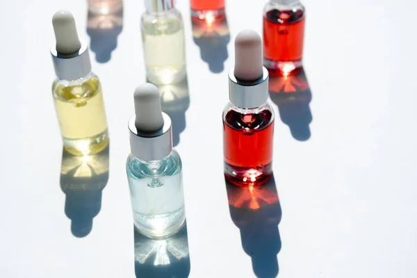 Σταγονομετρικά γυάλινα μπουκάλια με πιπέτα. Διαφανές υαλουρονικό φυσικό προϊόν ομορφιάς και οικολογική έννοια φροντίδας δέρματος ορού. Κορυφαία οριζόντια άποψη copyspace. Ζουμερά χρώματα — Φωτογραφία Αρχείου