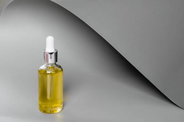 Pipetli cam şişeler. Şeffaf hyaluronik doğal güzellik mineral ürünü ve eko serumu cilt bakımı konsepti. Üst yatay görünüm telif uzayı. Yaz sulu renkler