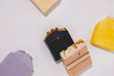 Sıfır atık yeşil yıkama şampuanı ve maden yağı serumu. Deri ve saç bakımı konsepti. Sürdürülebilir yeniden kullanılabilir vegan şampuan barı.