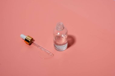 Pipetli cam şişeler. Şeffaf hyaluronik doğal güzellik ürünü ve eko serumu cilt bakımı konsepti. Üst yatay görünüm telif uzayı.