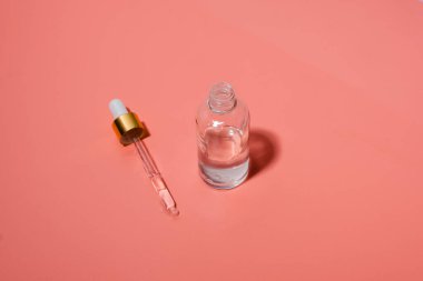 Pipetli cam şişeler. Şeffaf hyaluronik doğal güzellik ürünü ve eko serumu cilt bakımı konsepti. Üst yatay görünüm telif uzayı.