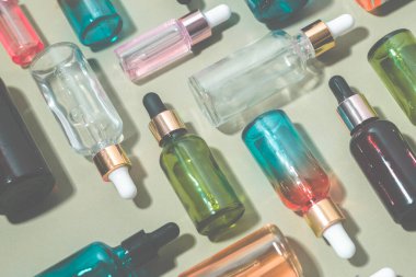 Pipetli cam şişeler. Şeffaf hyaluronik doğal güzellik ürünü ve eko serumu cilt bakımı konsepti. Üst yatay görünüm telif uzayı.