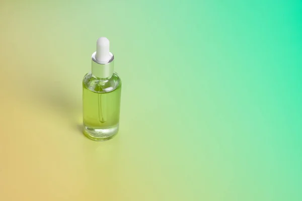 Flaconi di vetro Dropper con pipetta. Prodotto minerale di bellezza naturale ialuronico trasparente e concetto di cura della pelle del siero ecologico. Vista orizzontale superiore copyspace. Estate colori succosi — Foto Stock