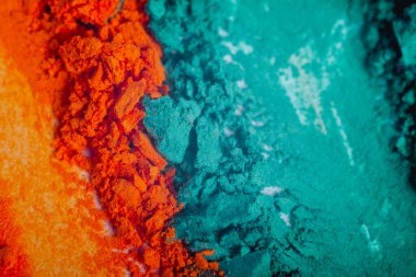 Beyaz arkaplanda izole edilmiş kozmetik güzellik ürünü örnekleri ve örnekleri olarak Kırık parlak çok renkli göz farının düz uzantısı.