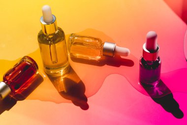 Pipetli cam şişeler. Şeffaf hyaluronik doğal güzellik mineral ürünü ve eko serumu cilt bakımı konsepti. Üst yatay görünüm telif uzayı. Yaz sulu renkler.