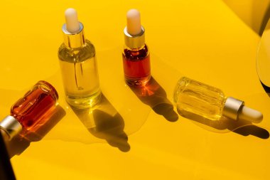 Pipetli cam şişeler. Şeffaf hyaluronik doğal güzellik mineral ürünü ve eko serumu cilt bakımı konsepti. Üst yatay görünüm telif uzayı. Yaz sulu renkler.