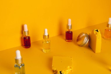 Sıfır atık yeşil yıkama şampuanı ve maden yağı serumu. Deri ve saç bakımı konsepti. Sürdürülebilir yeniden kullanılabilir vegan şampuan barı