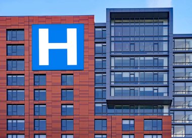 Hastane için büyük H işareti olan binanın yakın görüntüsü