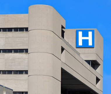 Hastane için mavi H harfli büyük modern bina.