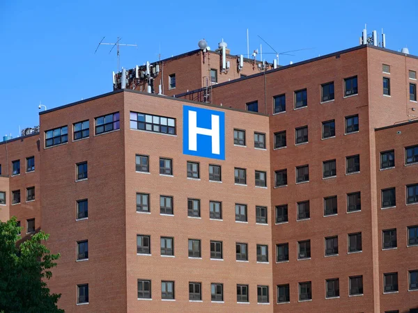 Edifício Tipo Hospital Tijolo Grande Com Letra Bloco Sinal — Fotografia de Stock