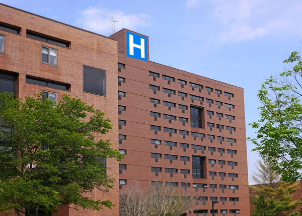 Hastane için H harfli büyük tuğla bina.