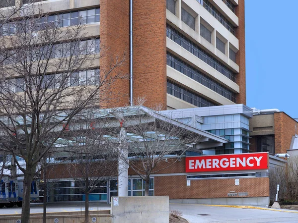 Acil girişi ile Hastane Binası