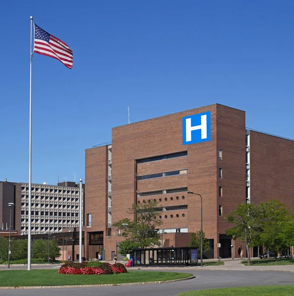 Hastane için H işareti olan büyük modern bir bina.