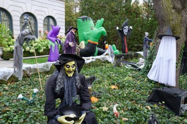 Cadılar Bayramı süslemeleri bir evin ön bahçesinde