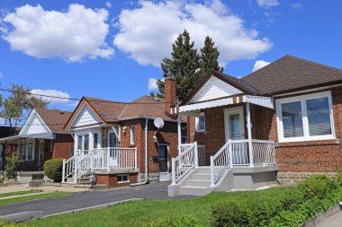 Mütevazı eski moda küçük tuğla bungalovlar.