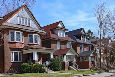 Geleneksel müstakil tuğlalı evler ve ön bahçeli evler.