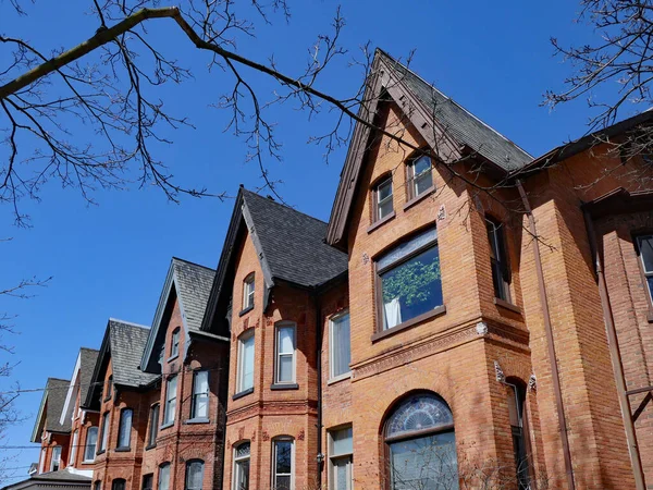 Uzun, dar Viktorya döneminden kalma gabalı evler.