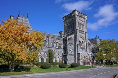Toronto Üniversitesi 'nin 1850 yılındaki orijinal binası olan Üniversite Koleji Norman Gotik mimari tarzının bir örneğidir..