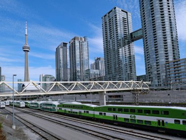   Toronto şehir merkezindeki demiryolu koridorunun yanındaki yüksek katlı apartmanlarda banliyö trenleri var..