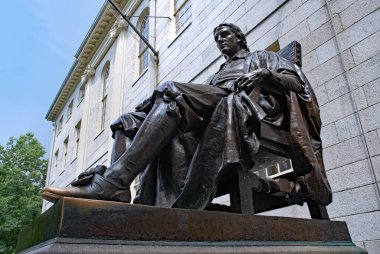 Boston, Massachusetts, ABD - Harvard Üniversitesi kampüsündeki kurucu John Harvard 'ın heykeli