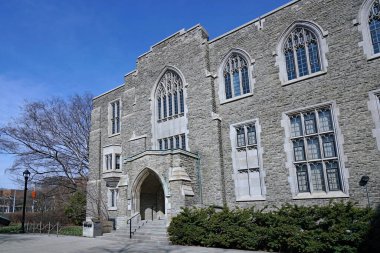 Gotik tarzı taş üniversite binası kurşunlu cam pencereli.