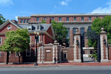 Boston, Massachusetts, ABD -: Harvard Üniversitesi, kampüsün genel manzarası, ana kütüphaneye açılan kapı