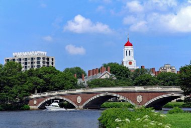 Boston, Massachusetts, ABD - Harvard Üniversitesi, nehrin karşısındaki kampüsün genel manzarası