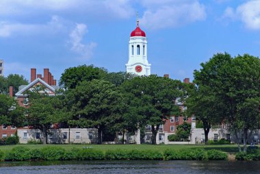 Boston, Massachusetts, ABD - Harvard Üniversitesi, nehrin karşısındaki kampüsün genel manzarası