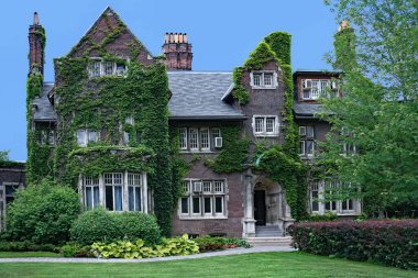  Toronto Üniversitesi 'nde üniversite binası olarak kullanılan eski sarmaşık örtülü konak.