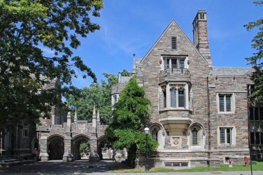   Princeton Üniversitesi kurşunlu cam pencereli zarif gotik taş binalarıyla ünlüdür.