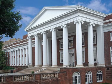 CHARLOTTESVILLE, VIRGINIA - Virginia Üniversitesi, Thomas Jefferson tarafından tasarlanmış beyaz sütunlu tuğla binaların tek tip mimari tarzını muhafaza etmektedir.