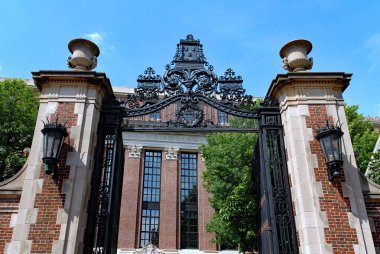 CAMBRIDGE, MA, ABD - Harvard Üniversitesi kütüphanesini ziyaret edenler bu süslü demir kapı tarafından karşılanıyor.