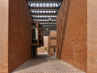 Çatı penceresi olan modern üniversite binası