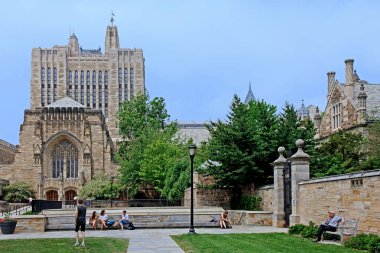 NEW HAVEN, CT, ABD - Sterling Kütüphanesi 'nin etrafındaki Yale Üniversitesi' nin gotik taş binaları ve yapraklı bahçeleri çok çekici bir kampüs oluşturuyor