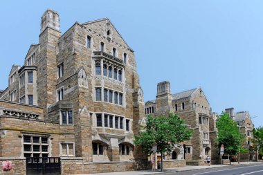 Gotik tarzı taş kolej binaları.