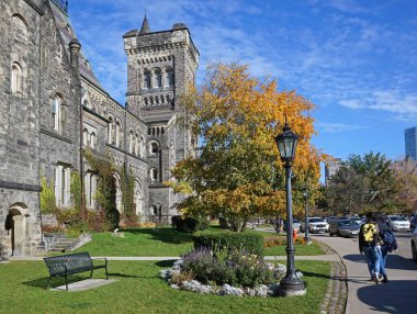 Sonbaharda gotik mimarisi olan üniversite kampüsü