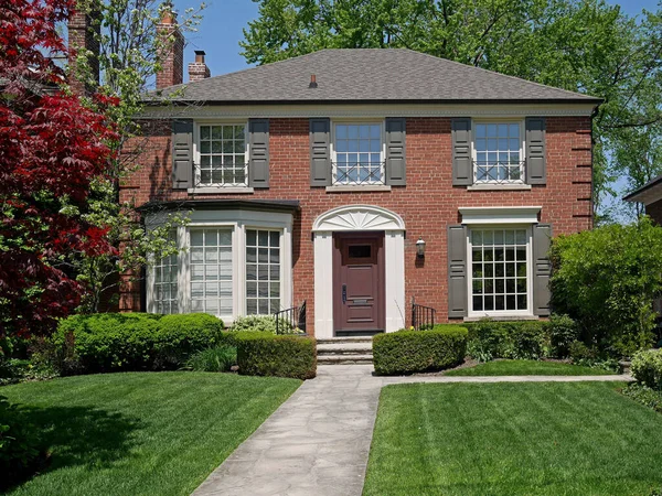 tuğla ev ve ön bahçe