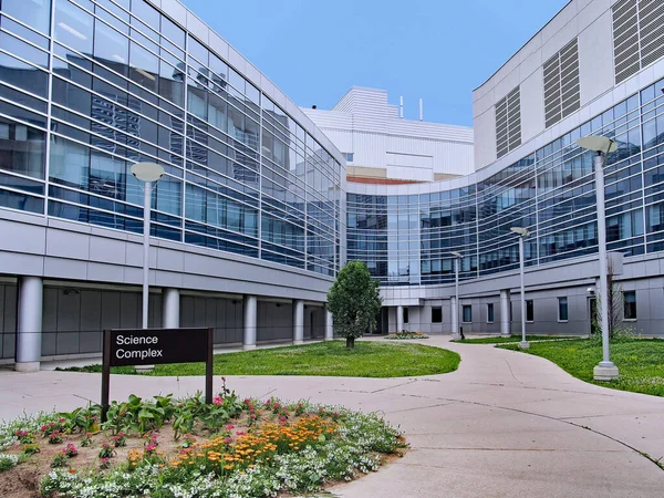  Üniversiteler modern teknoloji çağında rekabet edebilmek için bilim tekliflerini genişletiyorlar ve bu konuları öğretmek için modern yeni binalar ekleniyor..