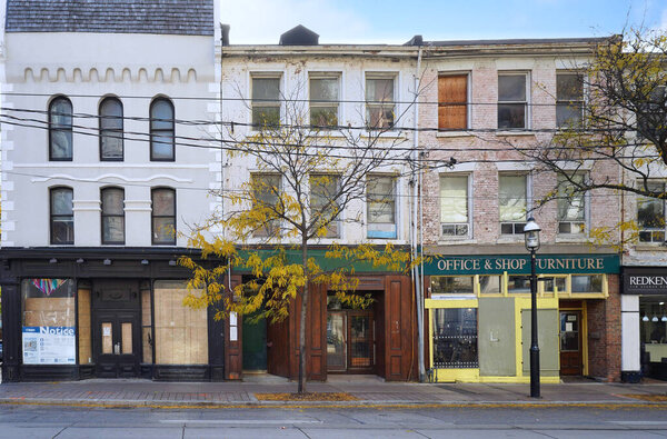 Старый город на Кинг-стрит в центре Торонто, с коммерческими зданиями, датируемыми 1830-ми и 1840-ми годами, в квартале с заявкой на перепланировку под современный многоэтажный жилой дом