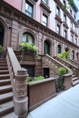 Manhattan, batı yakasının yukarısında eski binalarla dolu bir cadde.