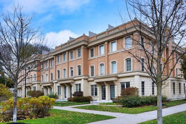 Palladyan mimari öğeleri olan modern apartman blokları