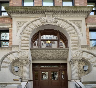 Manhattan 'ın yukarı doğu yakasında 1892' de bir malikanenin süslü girişi, şimdi özel okul.