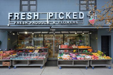 Meyve ve sebze sergilenen bağımsız bir bakkal.