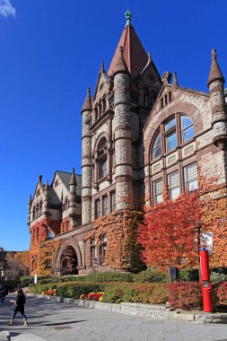 Toronto Üniversitesi 'ndeki Victoria Koleji' ndeki Eski Vic binası, 1891 'de inşa edilen Romanesk mimari, sonbahar yaprakları ile birlikte.