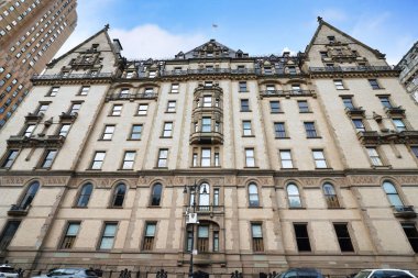 Manhattan, Dakota Apartmanı 'ndaki Central Park Batı Caddesi' ndeki zarif binalar.