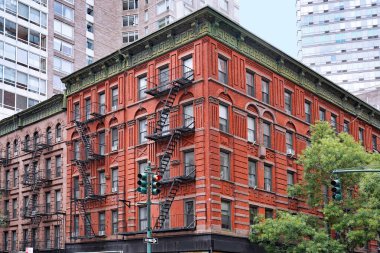 Manhattan 'daki eski binaların çatıları süslü ve harici yangın çıkışları var.