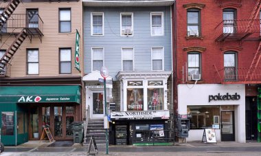 Brooklyn, New York 'un Williamsburg semtinde Bedford Caddesi' nde zemin kat mağazaları olan eski apartmanlar.