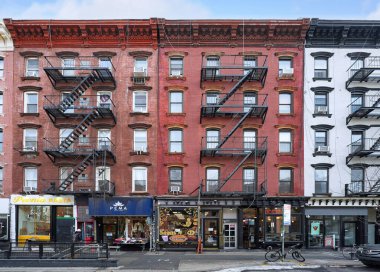 Brooklyn, New York 'un Williamsburg semtinde Bedford Caddesi' nde zemin kat mağazaları olan eski apartmanlar.