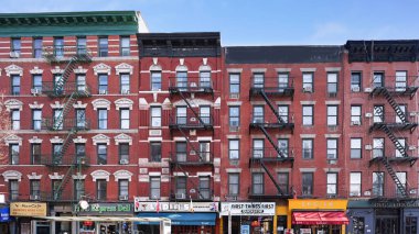 Manhattan, New York 'taki East Village bölgesinde renkli eski apartmanlar.
