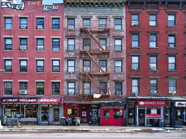 Manhattan, New York 'taki East Village bölgesinde renkli eski apartmanlar.